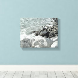 Zwart-wit Foto van een Rocky Ocean Shore Canvas Afdruk