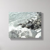 Zwart-wit Foto van een Rocky Ocean Shore Canvas Afdruk (Voorkant)