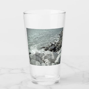 Zwart-wit Foto van een Rocky Ocean Shore Glas