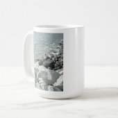 Zwart-wit Foto van een Rocky Ocean Shore Koffiemok (Voorkant links)