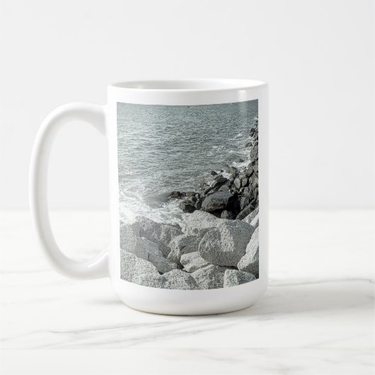 Zwart-wit Foto van een Rocky Ocean Shore Koffiemok (Links)