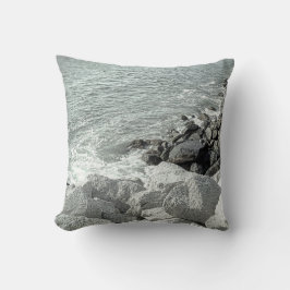Zwart-wit Foto van een Rocky Ocean Shore Kussen