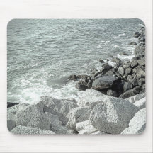 Zwart-wit Foto van een Rocky Ocean Shore