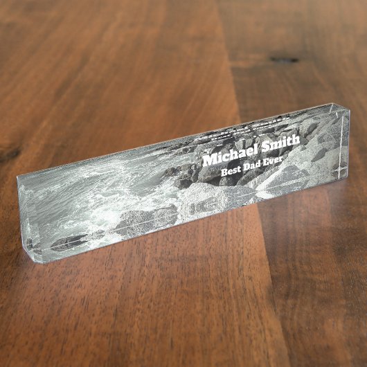 Zwart-wit Foto van een Rocky Ocean Shore Naambordje (Zijkant)