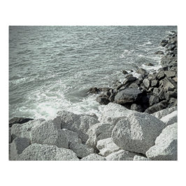 Zwart-wit Foto van een Rocky Ocean Shore Perfect Poster