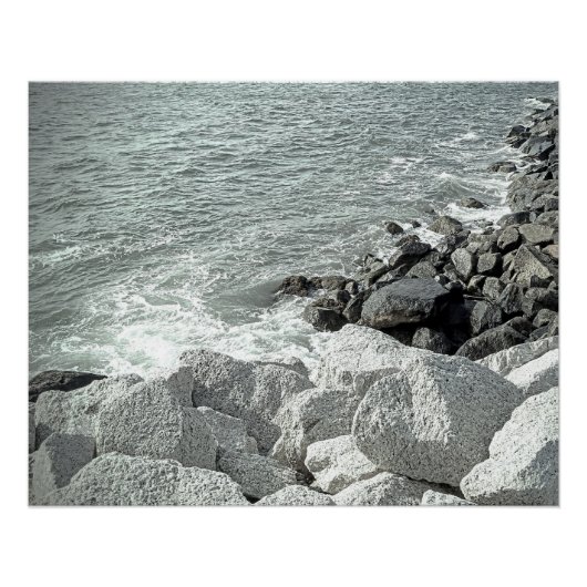 Zwart-wit Foto van een Rocky Ocean Shore Perfect Poster (Voorkant)