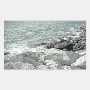 Zwart-wit Foto van een Rocky Ocean Shore Rechthoekige Sticker