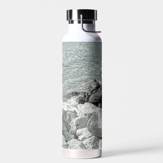 Zwart-wit Foto van een Rocky Ocean Shore Waterfles (Links)