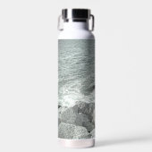 Zwart-wit Foto van een Rocky Ocean Shore Waterfles (Voorkant)