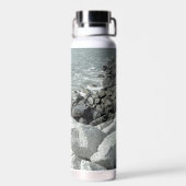 Zwart-wit Foto van een Rocky Ocean Shore Waterfles (Achterkant)