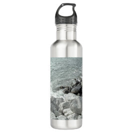 Zwart-wit Foto van een Rocky Ocean Shore Waterfles
