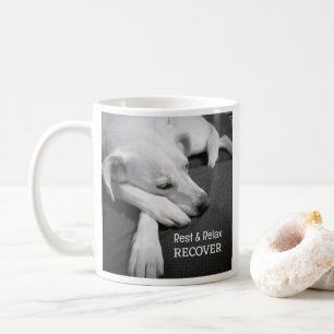 Zwart-wit foto van een schattige slapende hond Bet Koffiemok