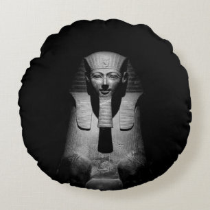 Zwart-wit foto van farao-koning rond kussen