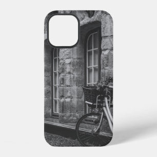 ZWART-WIT FOTO VAN FIETS GEPAARKT NAast GEBOUW iPhone 12 Hoesje