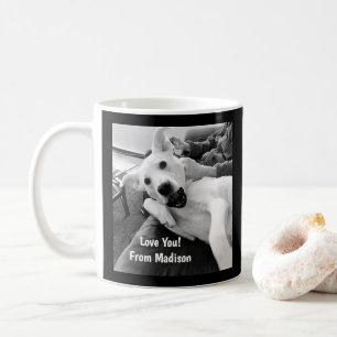 Zwart-wit foto van hond die met papa speelt koffiemok