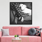 Zwart-wit foto van hond knuffelen met papa canvas afdruk (Insitu (Woonkamer))