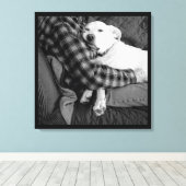 Zwart-wit foto van hond knuffelen met papa canvas afdruk (Insitu (Houten vloer))