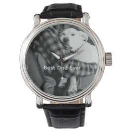 Zwart-wit foto van hond knuffelen met papa horloge