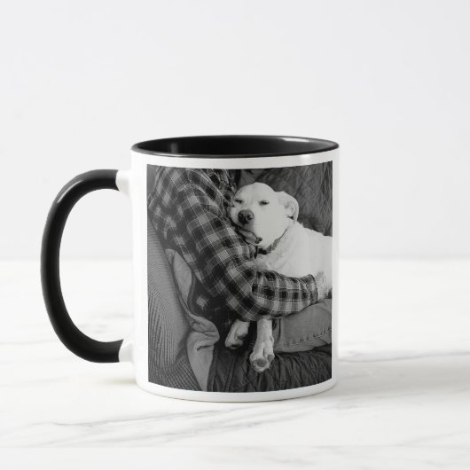 Zwart-wit foto van hond knuffelen met papa mok (Links)