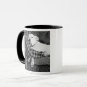 Zwart-wit foto van hond knuffelen met papa mok (Voorkant links)