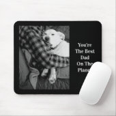 Zwart-wit foto van hond knuffelen met papa muismat (Met muis)