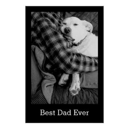 Zwart-wit foto van hond knuffelen met papa perfect poster