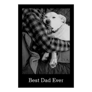 Zwart-wit foto van hond knuffelen met papa perfect poster