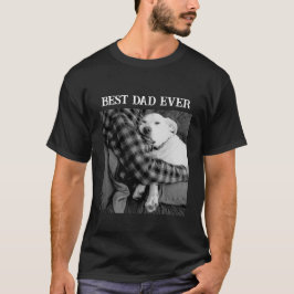 Zwart-wit foto van hond knuffelen met papa t-shirt