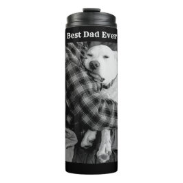 Zwart-wit foto van hond knuffelen met papa thermosbeker