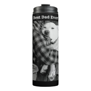 Zwart-wit foto van hond knuffelen met papa thermosbeker
