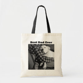 Zwart-wit foto van hond knuffelen met papa tote bag