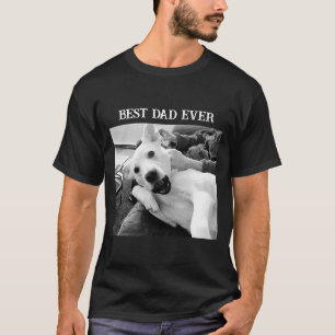Zwart-wit foto van hond spelen met papa liefde t-shirt