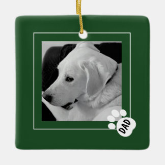 Zwart-wit foto van knuffel hond papa poot groen keramisch ornament