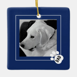 Zwart-wit foto van knuffel hond vader poot marineb keramisch ornament
