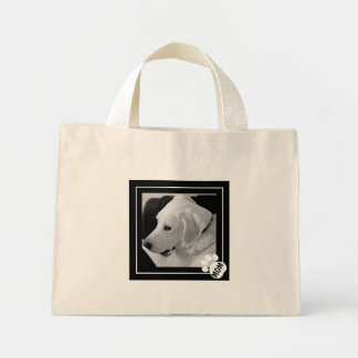 Zwart-wit foto van knuffelhond moeder poot mini tote bag