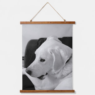 Zwart-wit foto van mooie witte hond hangend wandkleed