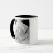 Zwart-wit foto van mooie witte hond mok (Voorkant links)