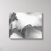 Zwart-wit foto van natte en dewy druivenbladeren canvas afdruk (Voorkant)