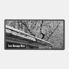 Zwart-wit foto van rustieke sneeuwwinter scène bureaumat