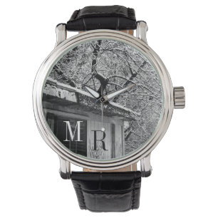 Zwart-wit foto van rustieke sneeuwwinter scène horloge