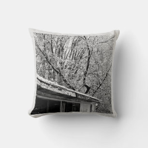Zwart-wit foto van rustieke sneeuwwinter scène kussen