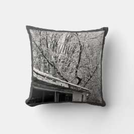 Zwart-wit foto van rustieke sneeuwwinter scène kussen