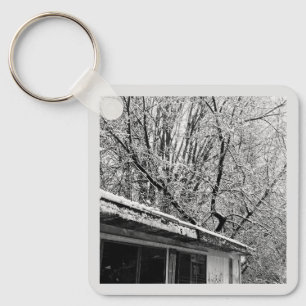 Zwart-wit foto van rustieke sneeuwwinter scène sleutelhanger