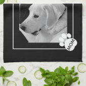 Zwart-wit foto van Schattige Dog Mom Paw Theedoek (Gevouwen)