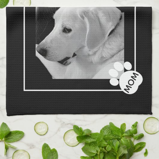 Zwart-wit foto van Schattige Dog Mom Paw Theedoek (Gevouwen)