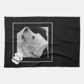 Zwart-wit foto van Schattige Dog Mom Paw Theedoek (Horizontaal)