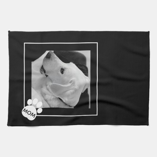 Zwart-wit foto van Schattige Dog Mom Paw Theedoek (Horizontaal)