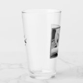 Zwart-wit foto van Schattigee hond rusten met papa Glas (Rechts)