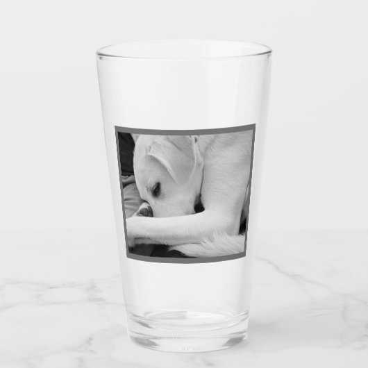 Zwart-wit foto van Schattigee hond rusten met papa Glas (Voorkant)