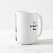 Zwart-wit foto van Schattigee hond rusten met papa Koffiemok (Voorkant rechts)